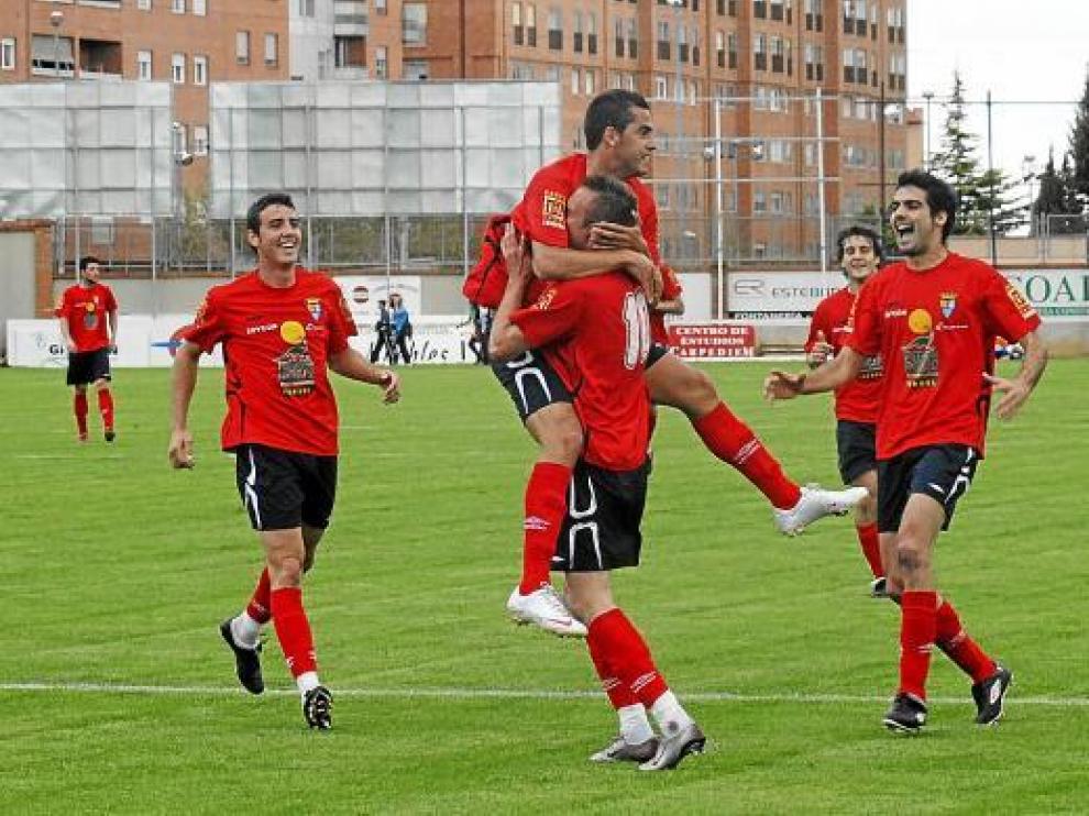 Los jugadores del Teruel celebran un gol.