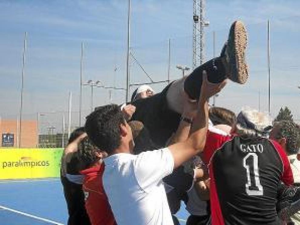 Los compañeros mantean a Sergio Brau tras el partido.