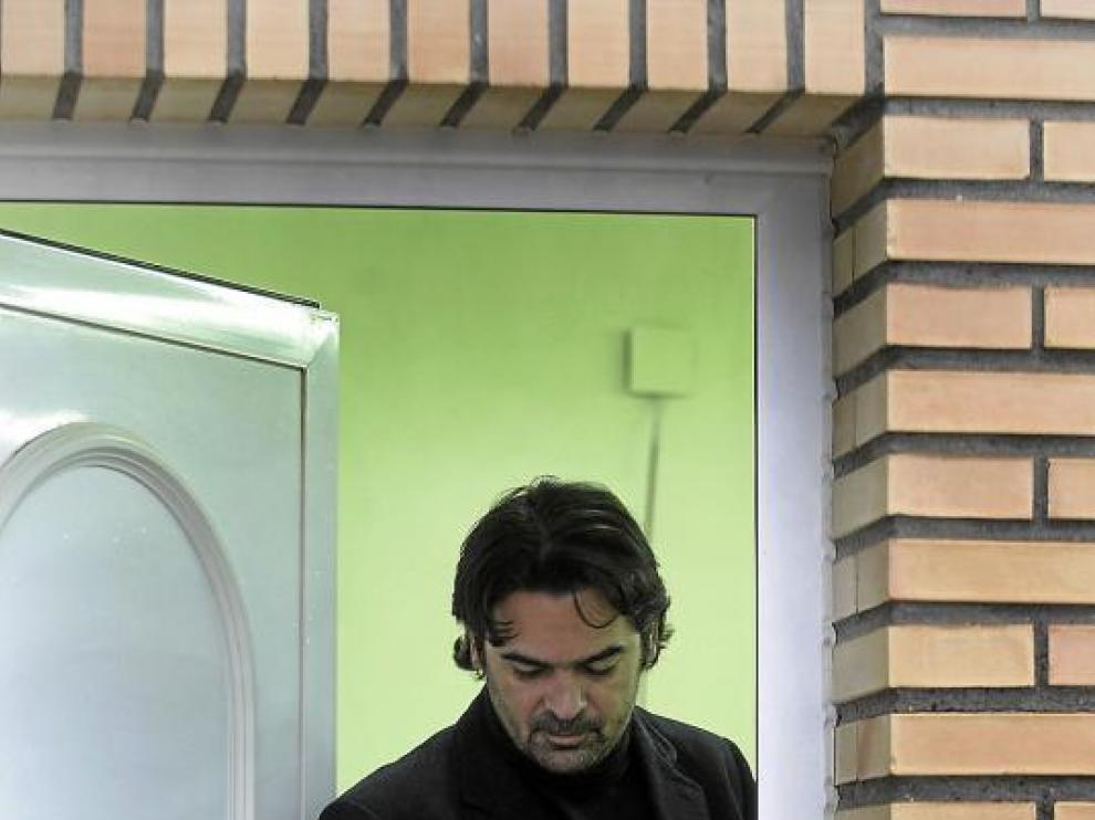 Poschner abandona la sala de prensa de la Ciudad Deportiva.