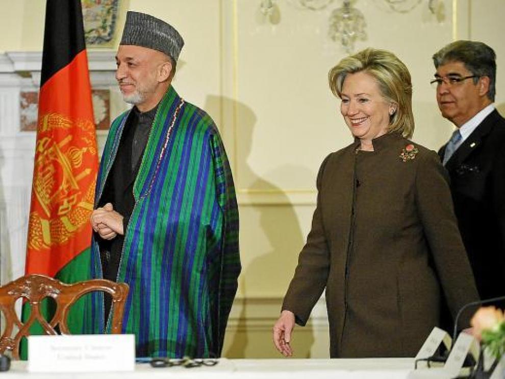 Karzai y Clinton, instantes antes de comenzar el encuentro bilateral entre Afganistán y EE. UU.