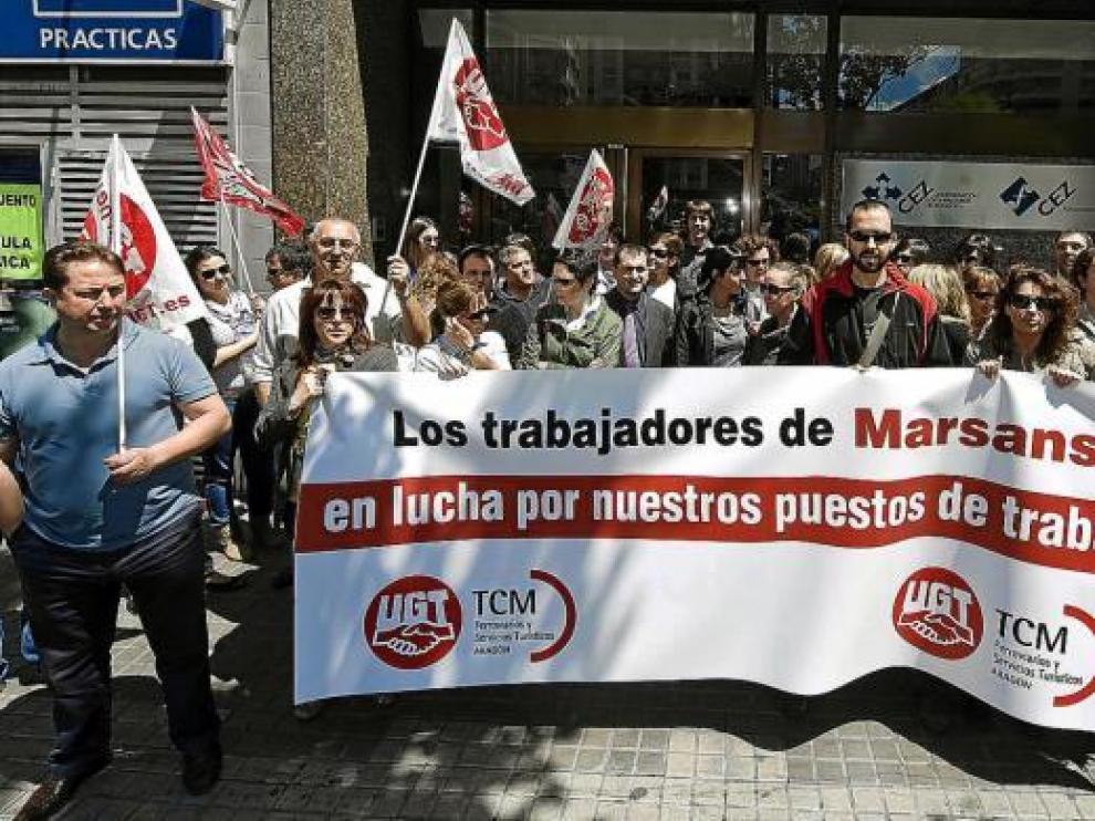 Trabajadores de Viajes Marsans en Aragón se concentraron ayer en la plaza de Roma.