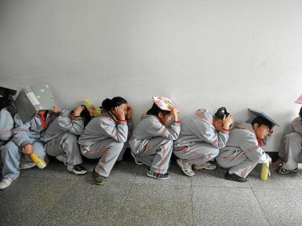 Niños chinos, ayer en un simulacro de seísmo en Shenyang, dos años después del de Wenchuan.