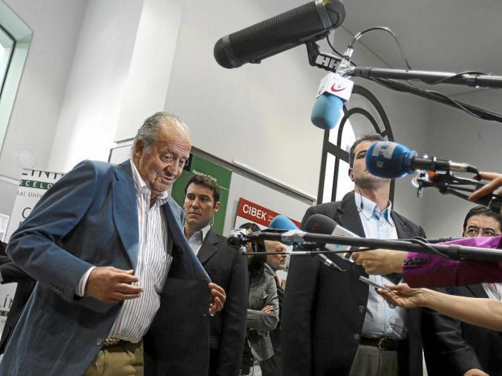 Don Juan Carlos responde a los medios de comunicación a su salida del Hospital Clínic de Barcelona.