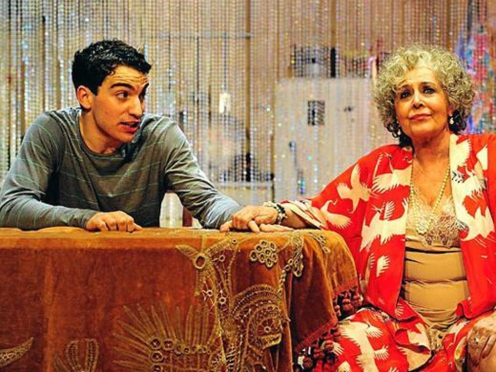 Rubèn de Eguia y Concha Velasco, en una escena de 'La vida por delante'.