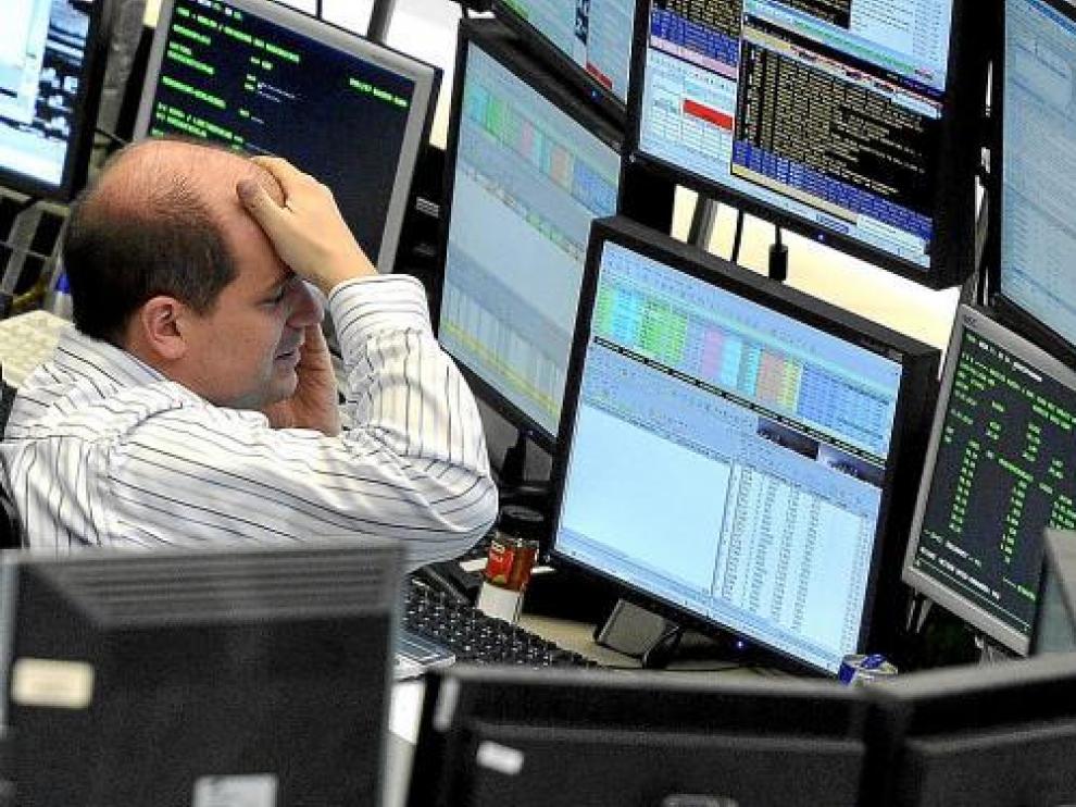 Un broker alemán observa las pantallas de cotización de la Bolsa de Fráncfort.