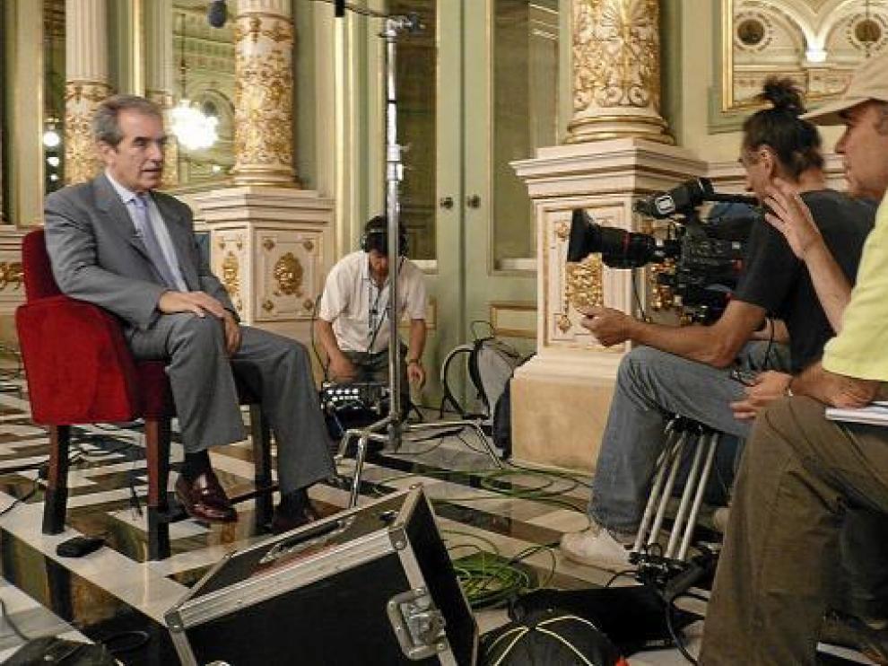 El realizador Carles Balagué dirige al agente artístico Miquel Lerin en el interior del Liceo.