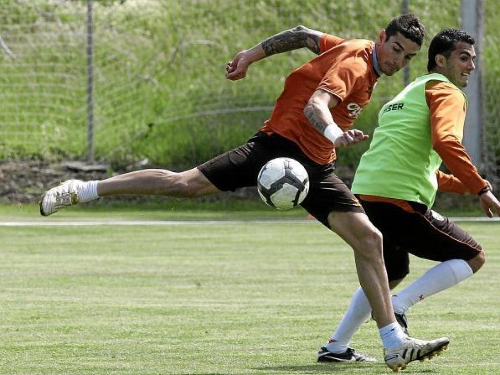 Borja Rubiato, en un lance del entrenamiento de ayer con el canario Iriome, en el campo del Instituto Montearagón.