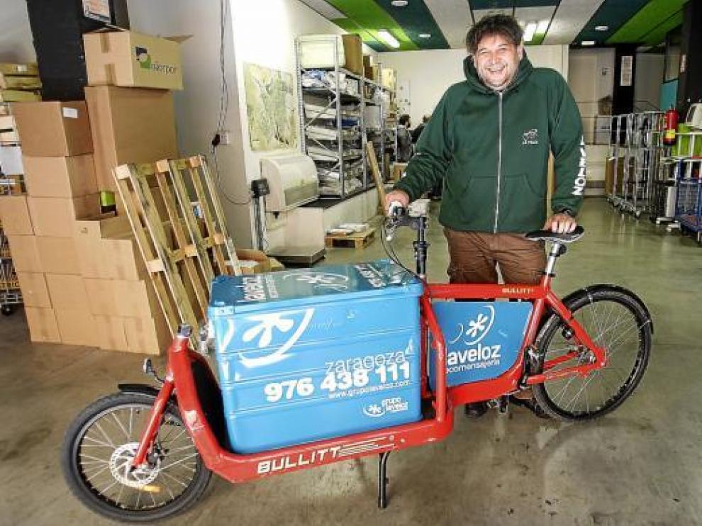 Javier Orteja, en el garaje de La Veloz, junto a la nueva 'furgobici'.