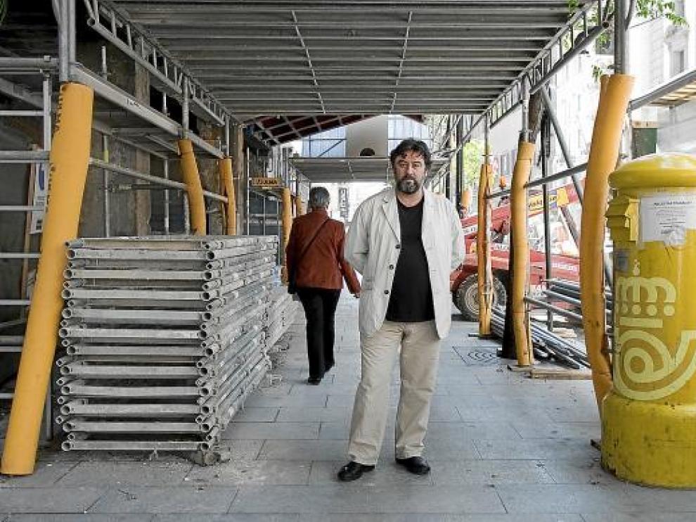 Andrés Lima, miembro de la compañía Animalario, ayer, en el Coso de Zaragoza.