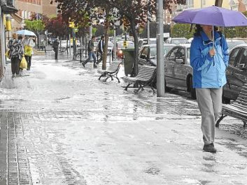 Las tormentas cubrieron de una capa de granizo las aceras de la avenida de Sagunto.