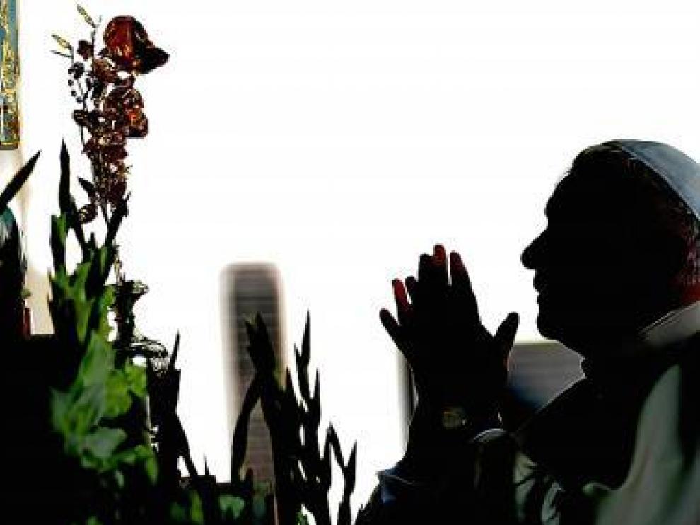 El Papa, rezando ayer ante la Virgen de Fátima.