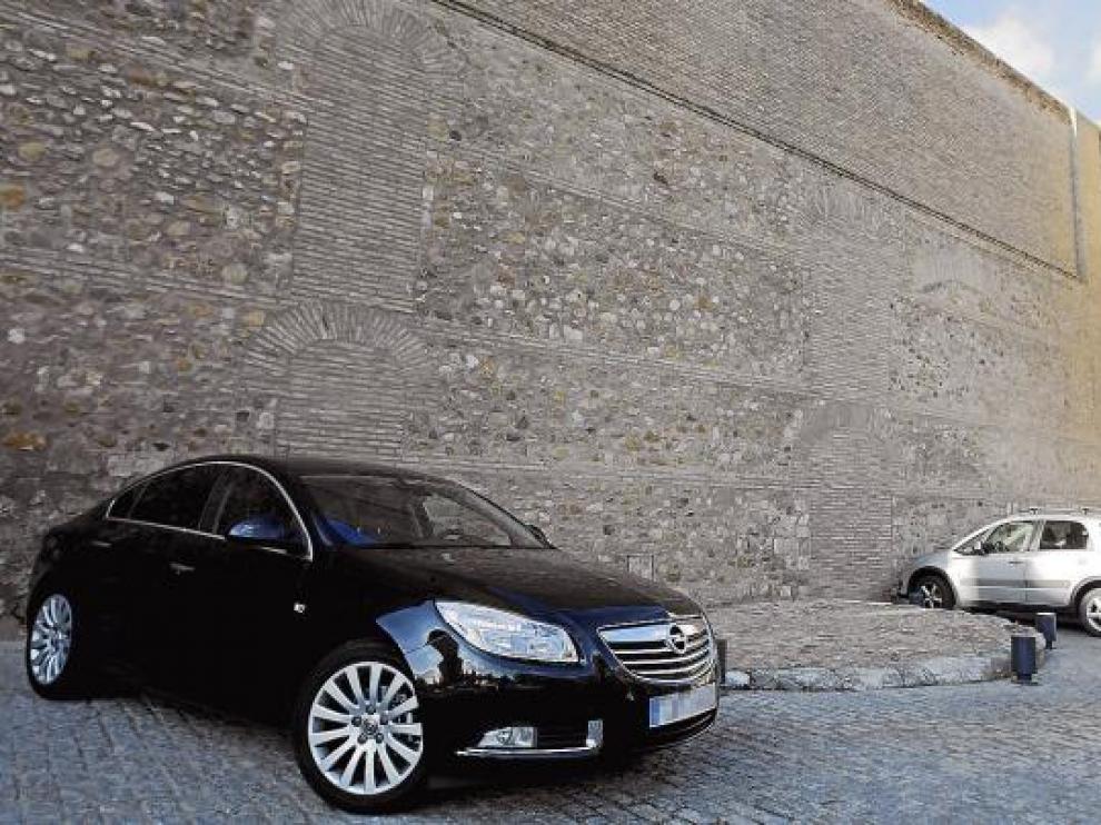 Uno de los nuevos coches oficiales Opel Insignia, aparcado en La Aljafería.