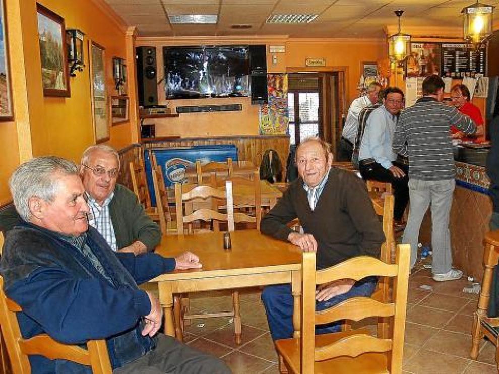 Algunos de los vecinos que hablaron para este reportaje, en un bar de Ontiñena.