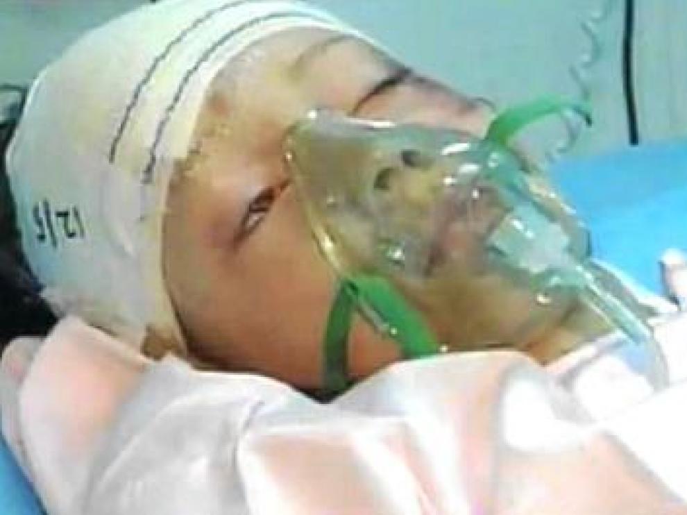 El niño superviviente, en un hospital de Trípoli, ayer.