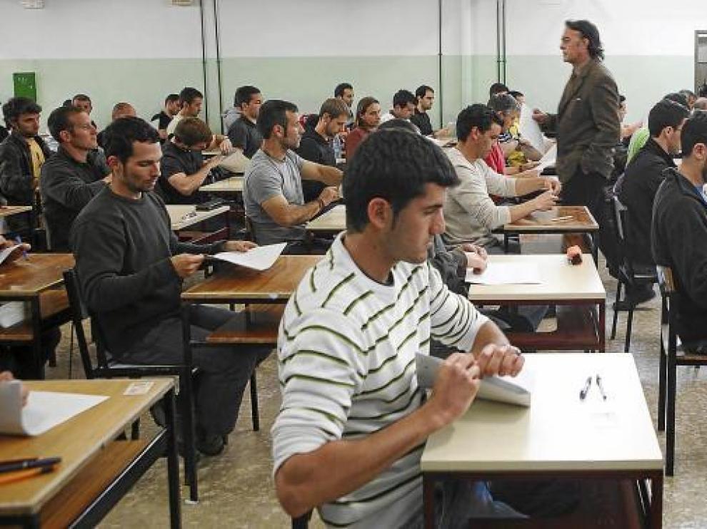 Alrededor de 170 personas, de las más de 230 que se habían inscrito en un principio, se presentaron al examen convocado ayer en el IES Pirámide de Huesca.