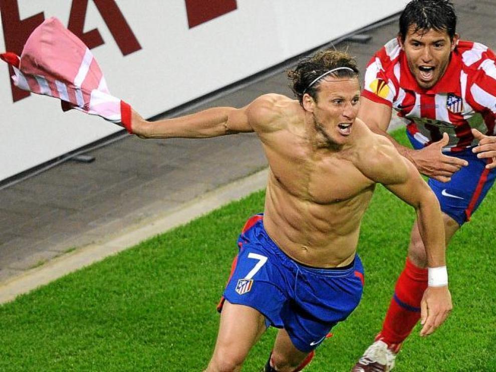 Diego Forlán celebra su segundo gol ante el Fulham, anotado en la prórroga, que al final daría el triunfo al Atlético de Madrid.