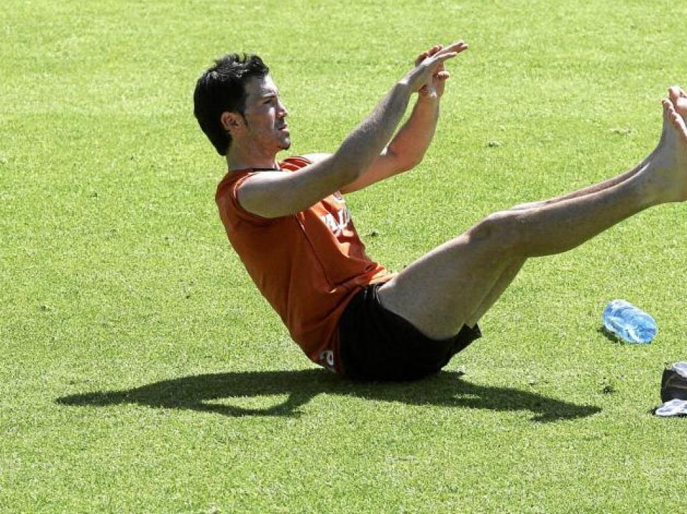Sorribas realiza abdominales durante una sesión de entrenamiento del equipo oscense.