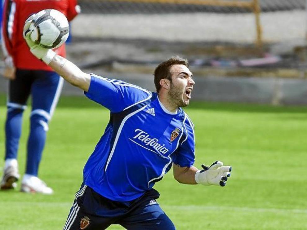 Roberto Jiménez, en un lance del entrenamiento de ayer.