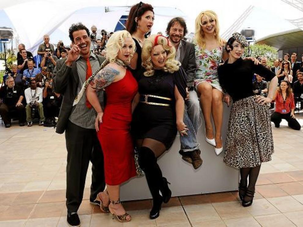 El reparto de la francesa 'Tournée' no pasó desapercibido ayer en Cannes.
