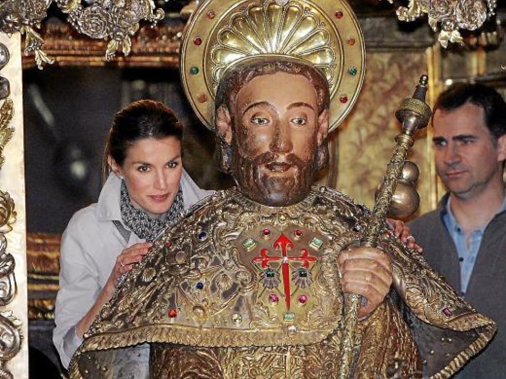 Los Príncipes de Asturias cumplieron ayer con el rito de abrazar la imagen del apóstol Santiago.