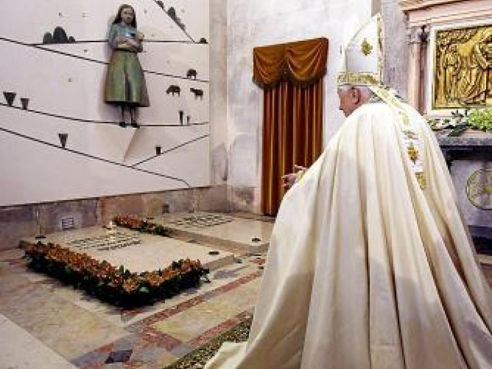 El Papa reza ante la tumba de uno de los tres niños pastores.