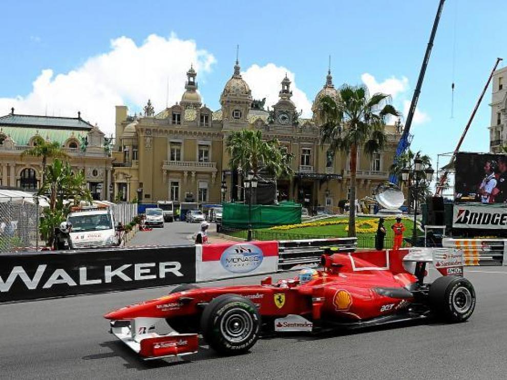 Fernando Alonso, durante los entrenamientos libres de ayer en Montecarlo.