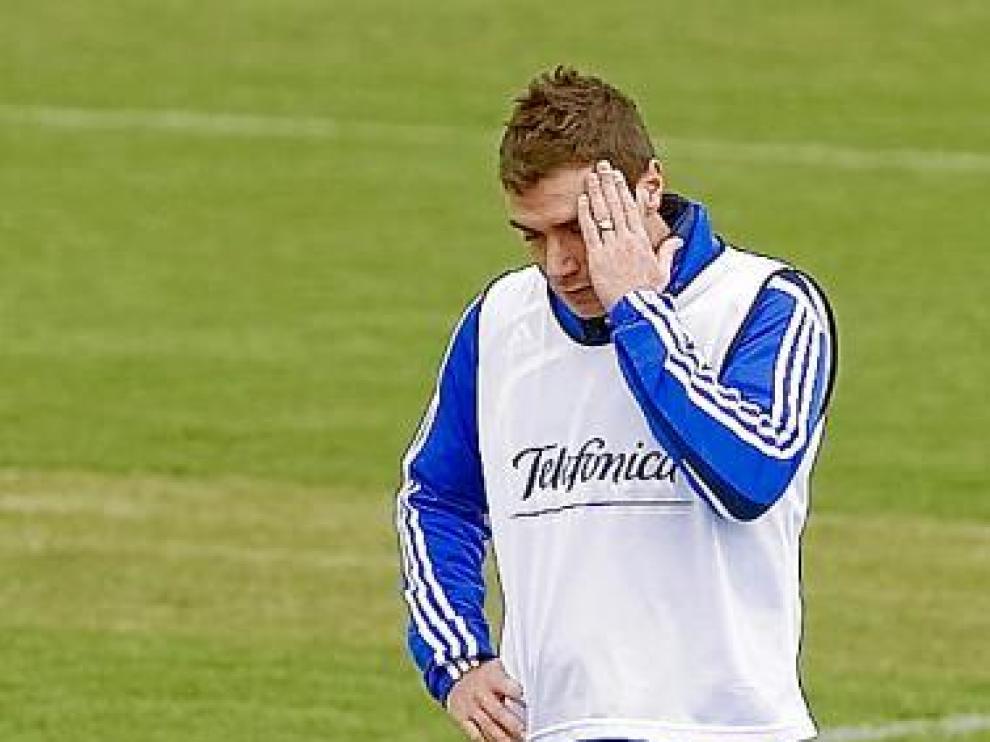 Adrián Colunga, pensativo, en la Ciudad Deportiva.
