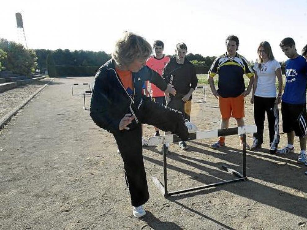 Alumnos del IES Pirámide durante una clase de Educación Física en la pista de atletismo.