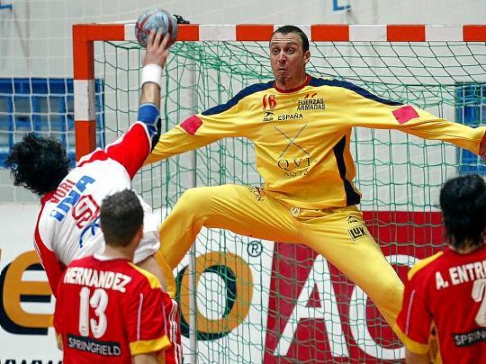 Ciertamente, es complicado hacerle gol: Barrufet alcanza todos los ángulos del portal.
