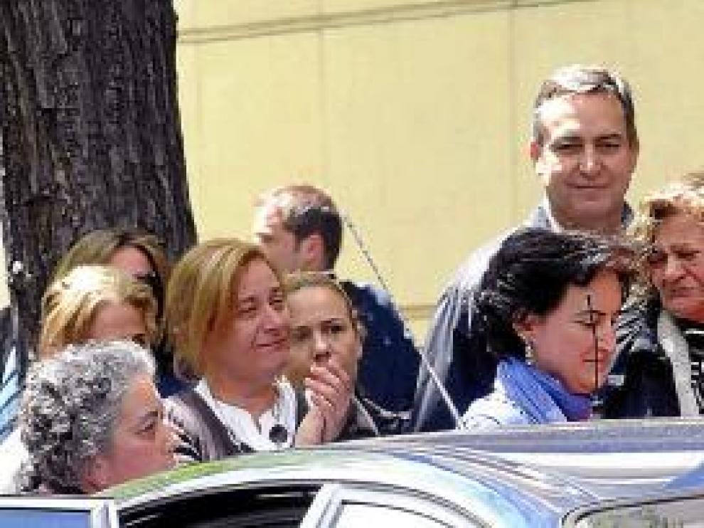 Garzón se despide de compañeros y amigos al salir de la Audiencia Nacional, minutos después de conocer su suspensión por el Consejo General del Poder Judicial.