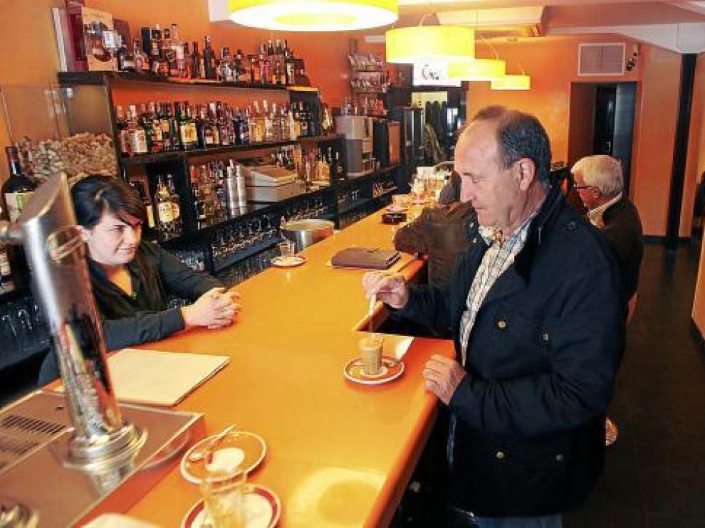 Miguel Villarroya, trabajador del Salud, en una céntrica cafetería frecuentada por funcionarios.