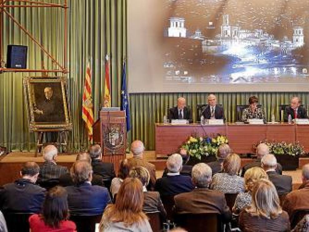 La reunión tiene lugar en el Colegio de Médicos de Zaragoza.