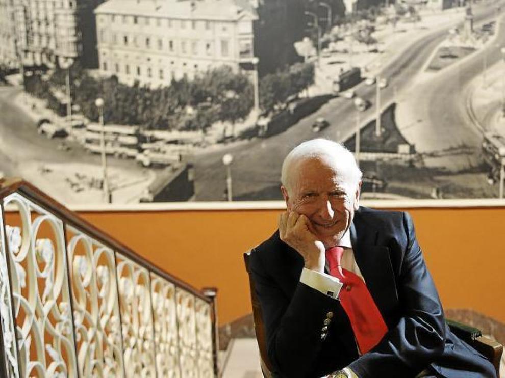 Leopoldo Abadía, con una imagen antigua de su Zaragoza natal de fondo, en la Cámara de Comercio.