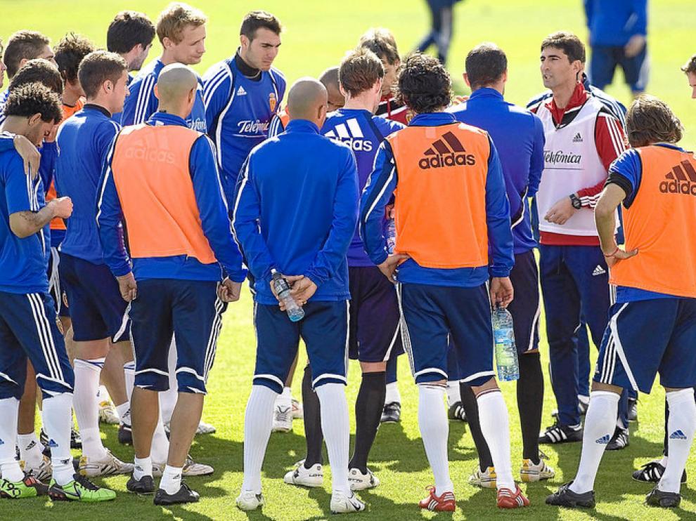 Gay de indicaciones a la plantilla durante el entrenamiento