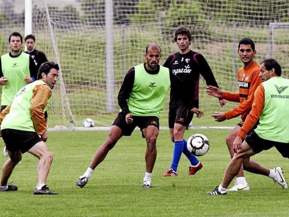 Varios de los futbolistas de la Sociedad Deportiva Huesca, durante el entrenamiento de ayer en el Instituto Montearagón.