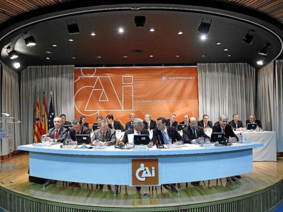 El Consejo de Administración de la CAI en la última Asamblea General de la entidad. En el extremo izquierdo de la mesa, Eduardo Ruiz de Temiño; en el extremo derecho, Juan Pemán.
