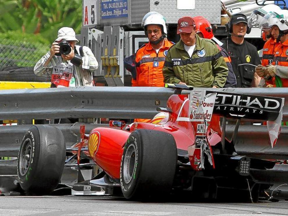 El F10 de Fernando Alonso, empotrado contra los vallas de la curva Massenet, ayer en Montecarlo.