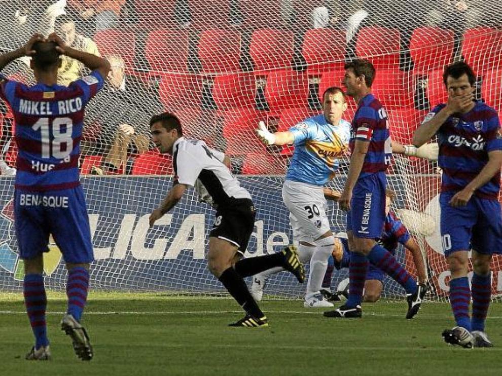 Los jugadores del Huesca se lamentan después de que Juan marcara el segundo gol del Real Unión.
