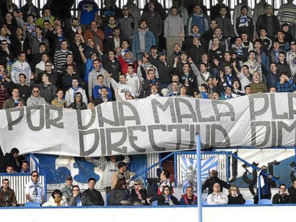 Una de las diversas pancartas que el Ligallo Fondo Norte mostró durante el partido.
