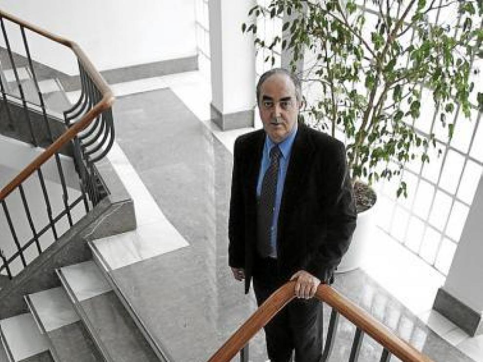 Rodríguez Chesa, en las escaleras de la Cámara de Huesca.