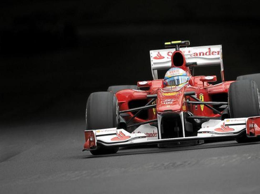 Fernando Alonso vuela a la salida del túnel, en el circuito urbano de Montecarlo, donde remontó desde el último puesto a la sexta posición.