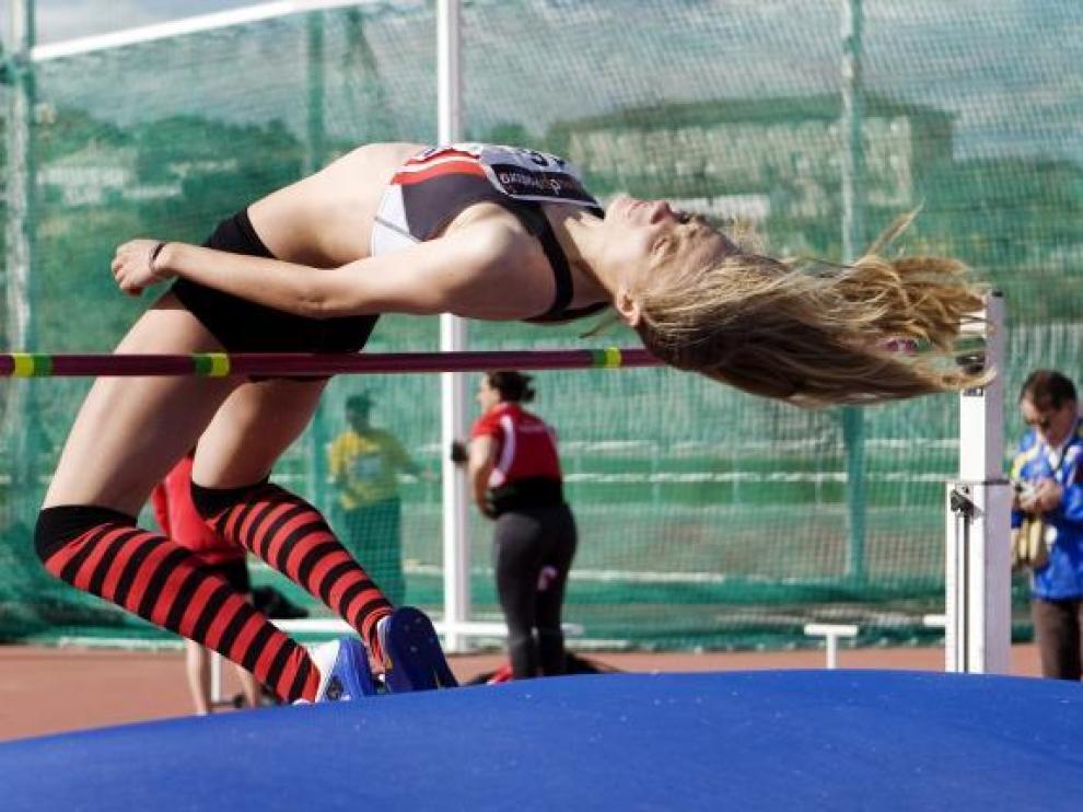 Una atleta intenta superar el listón en el salto de altura ayer en el CAD de Zaragoza.