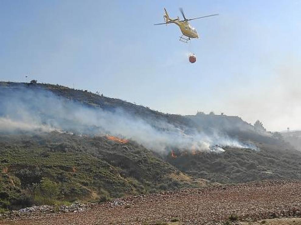 En la extinción participó un helicóptero. En la foto se ve cómo las llamas se acercan a la ermita.