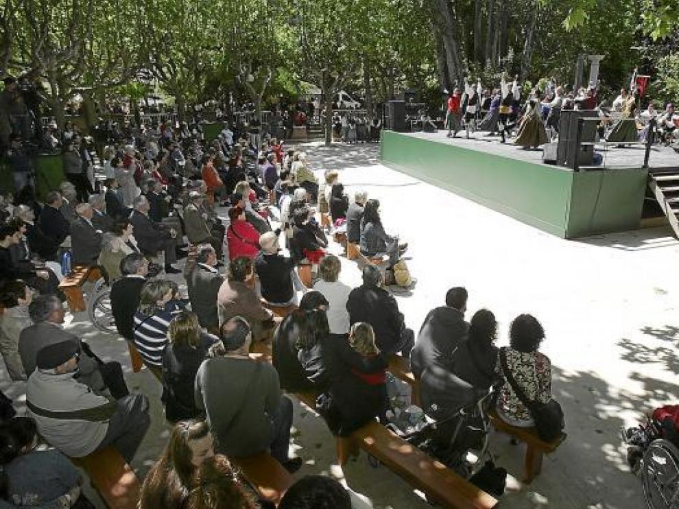 Numerosas personas siguieron la actuación de Estirpe de Aragonía en el recuperado escenario.