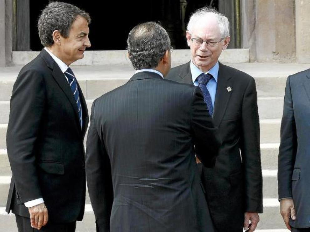Jose Luis Rodríguez Zapatero, Herman Van Rompuy y Jose Manuel Durao Barroso (derecha) reciben a Felipe Calderón (de espaldas).