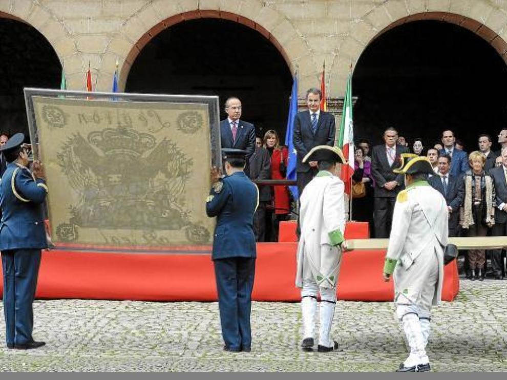 Rodríguez Zapatero y Calderón, en la ceremonia de la simbólica permuta de banderas.