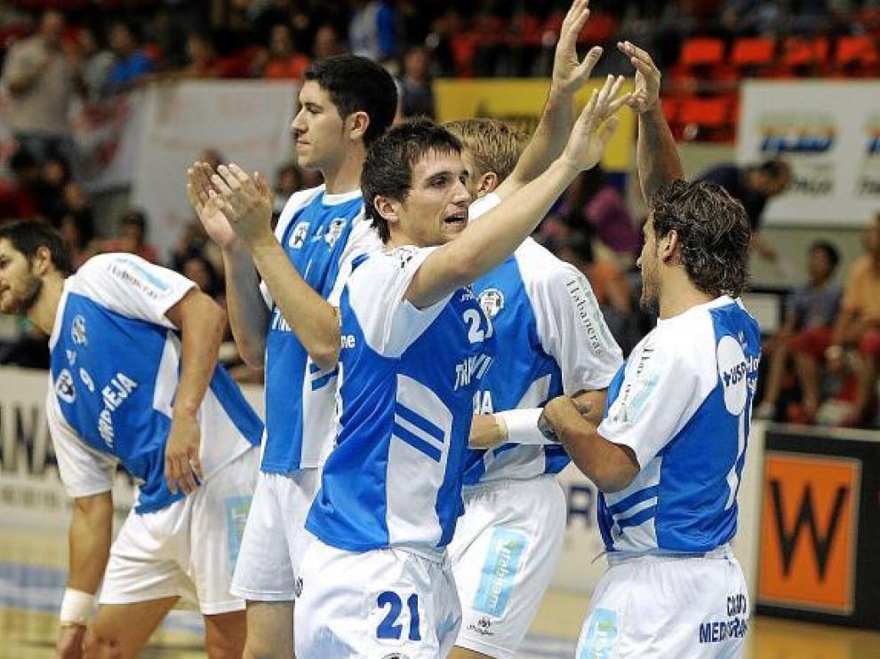 Cuartero, en primer término. Detrás, aplaude Alberto Val.
