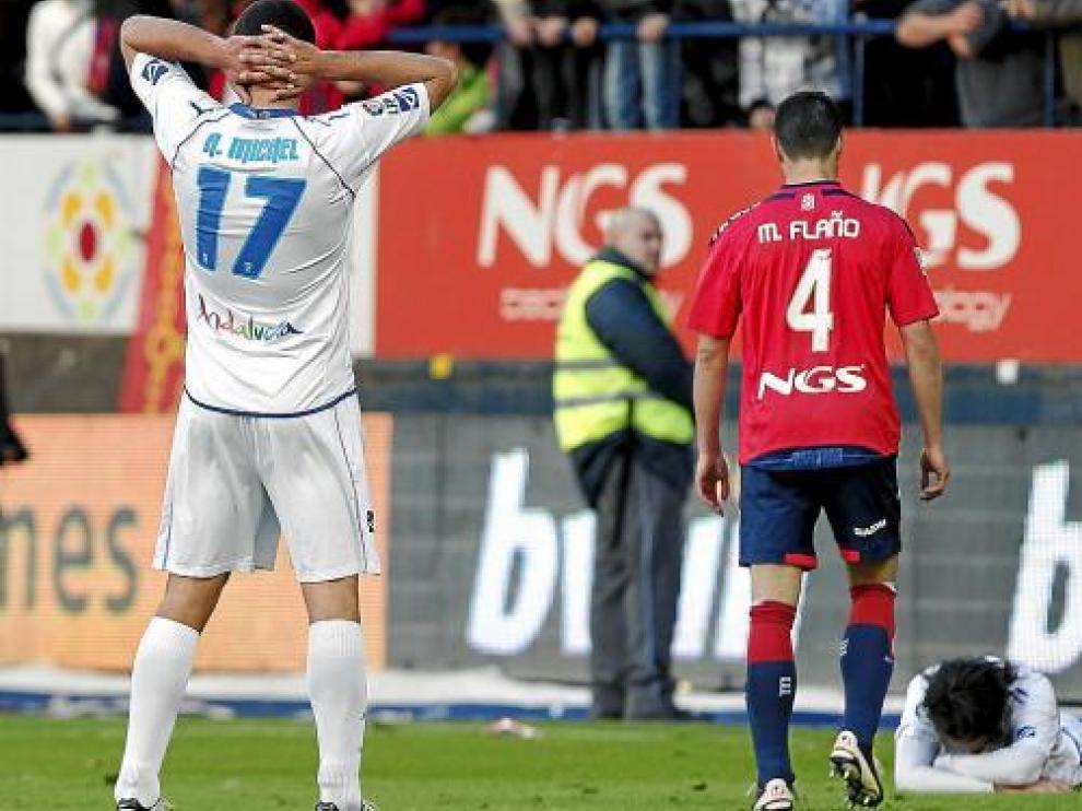 Dos jugadores del Tenerife, hundidos tras consumarse el descenso.