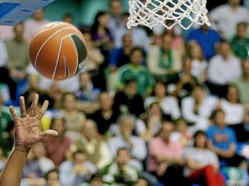 Palacio y Archibald pugnan por un balón.