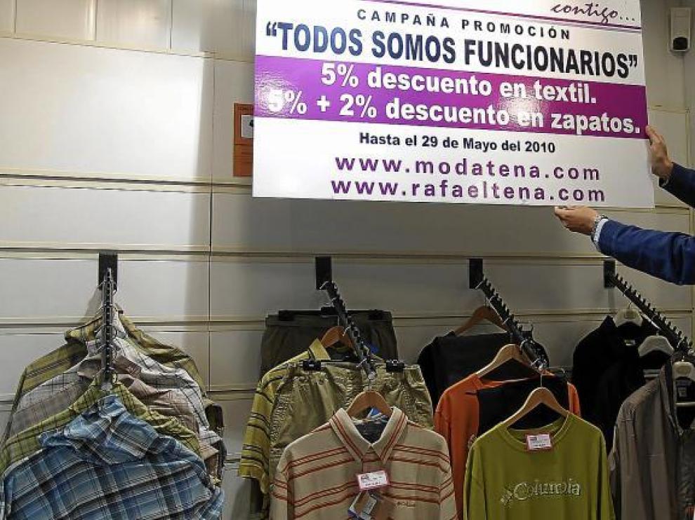 Los carteles comenzaron a colgarse ayer. Al menos este mes, la solidaridad con los funcionarios beneficiará a todos en esta tienda.
